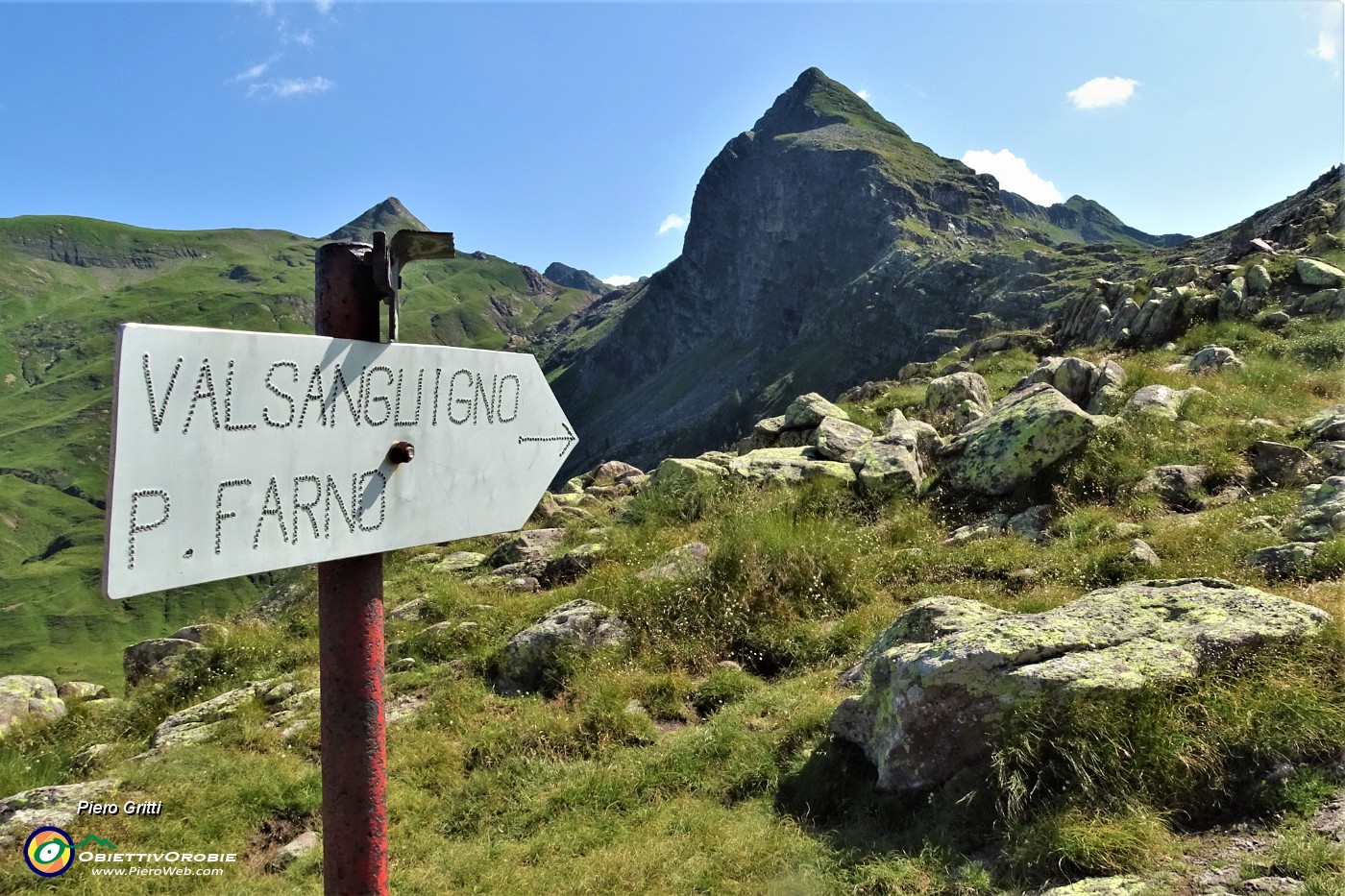 37 Dal Passo Laghi Gemelli via per Passo di Valsanguigno e Pizzo Farno.JPG